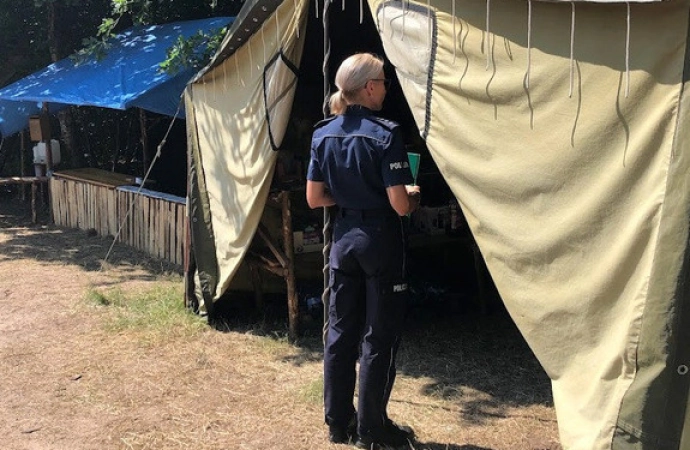 {Sprawdzając stan bezpieczeństwa w jednym z obozów harcerskich na terenie powiatu piskiego, policjanci ujawnili kierownika obozu będącego pod działaniem alkoholu.}